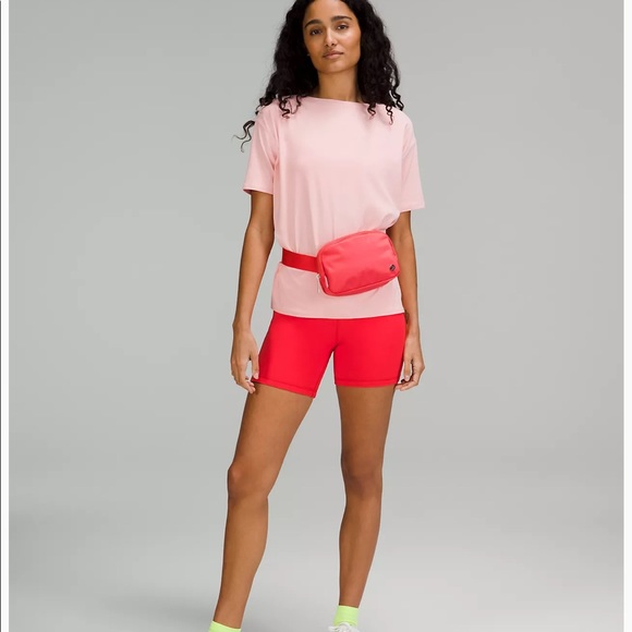 NWT 👛 Lululemon Everywhere Belt Bag in Pale Raspberry colour 👛 - Picture 3 of 5